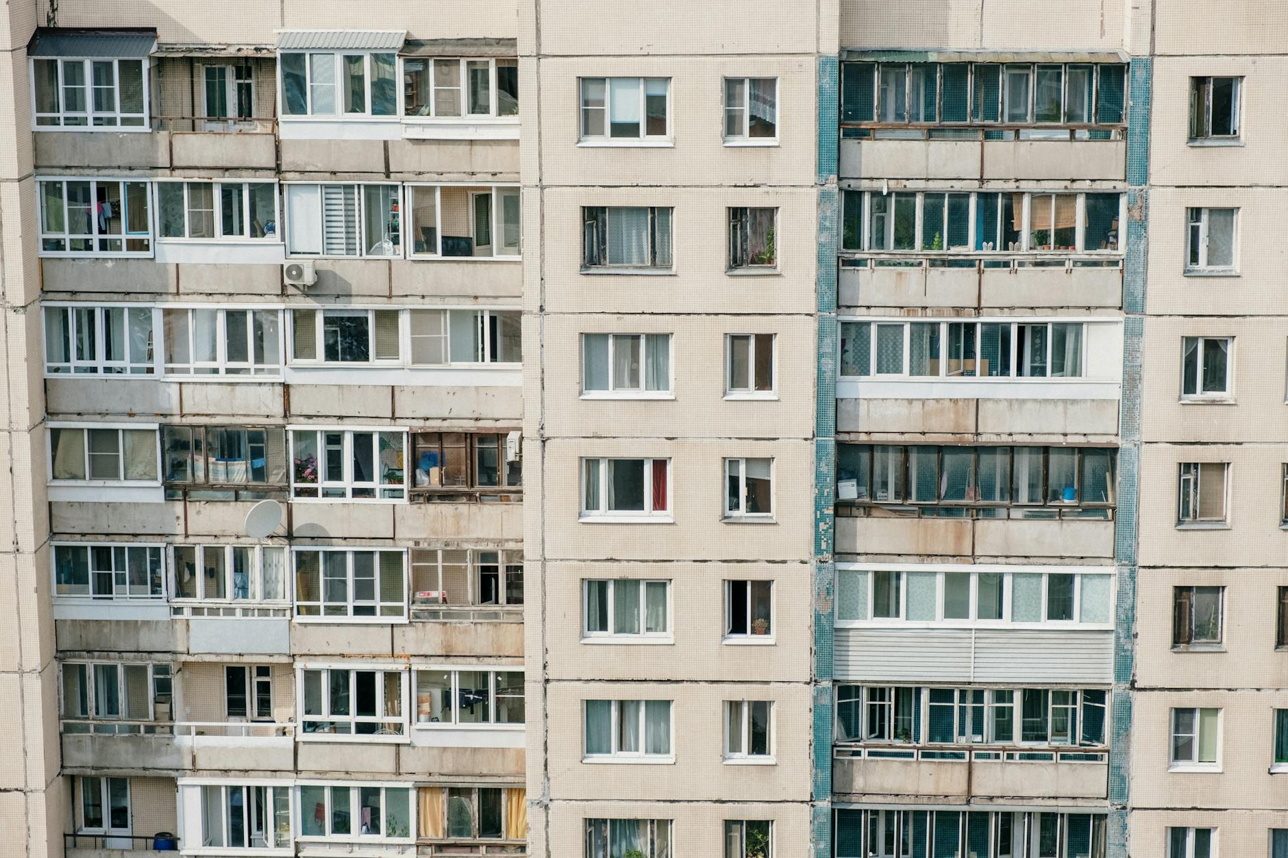Elewacja wielorodzinnego budynku z prefabrykatów betonowych z oknami