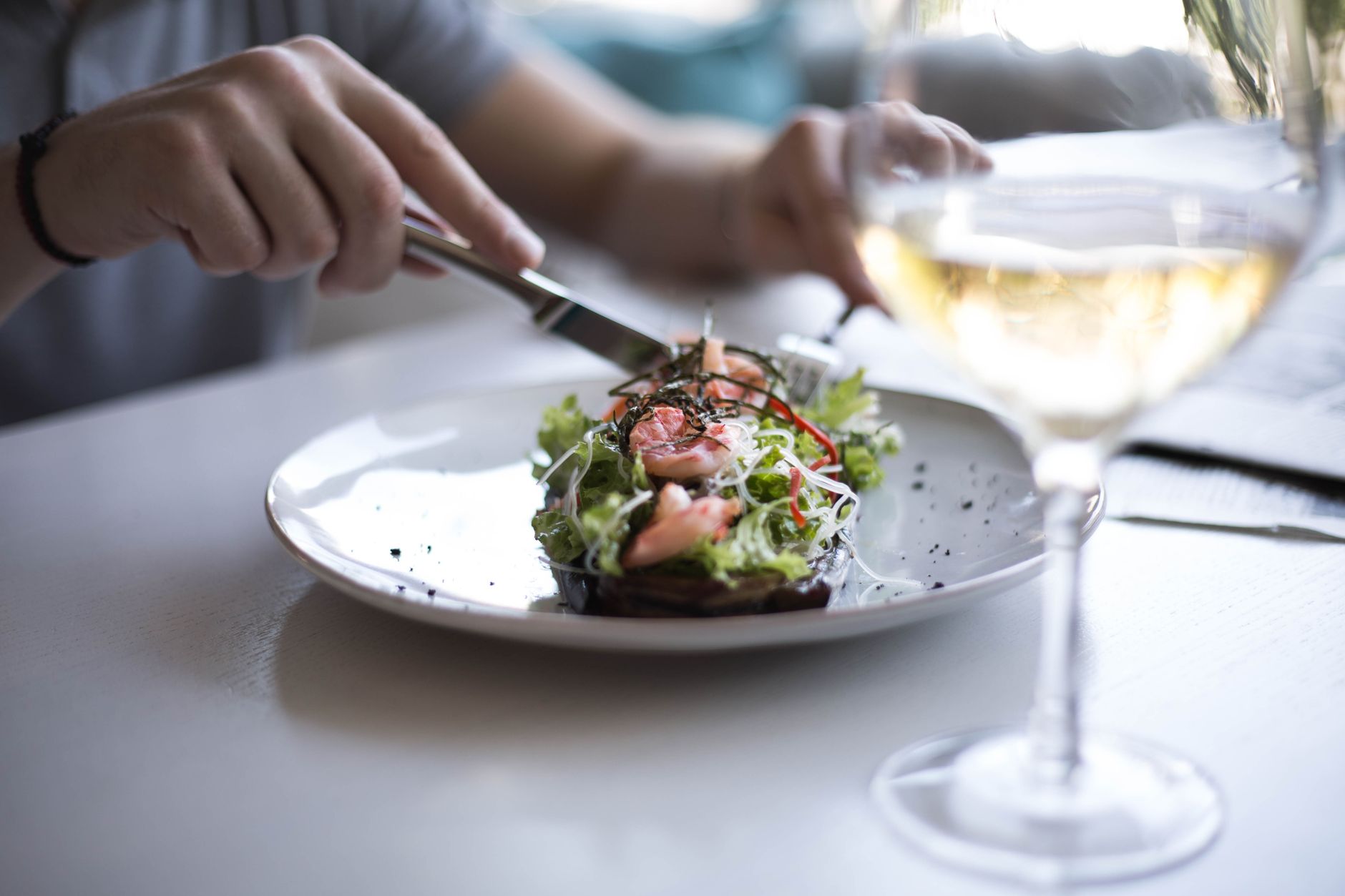 Bruschetta na talerzu podawana z kieliszkiem białego wina