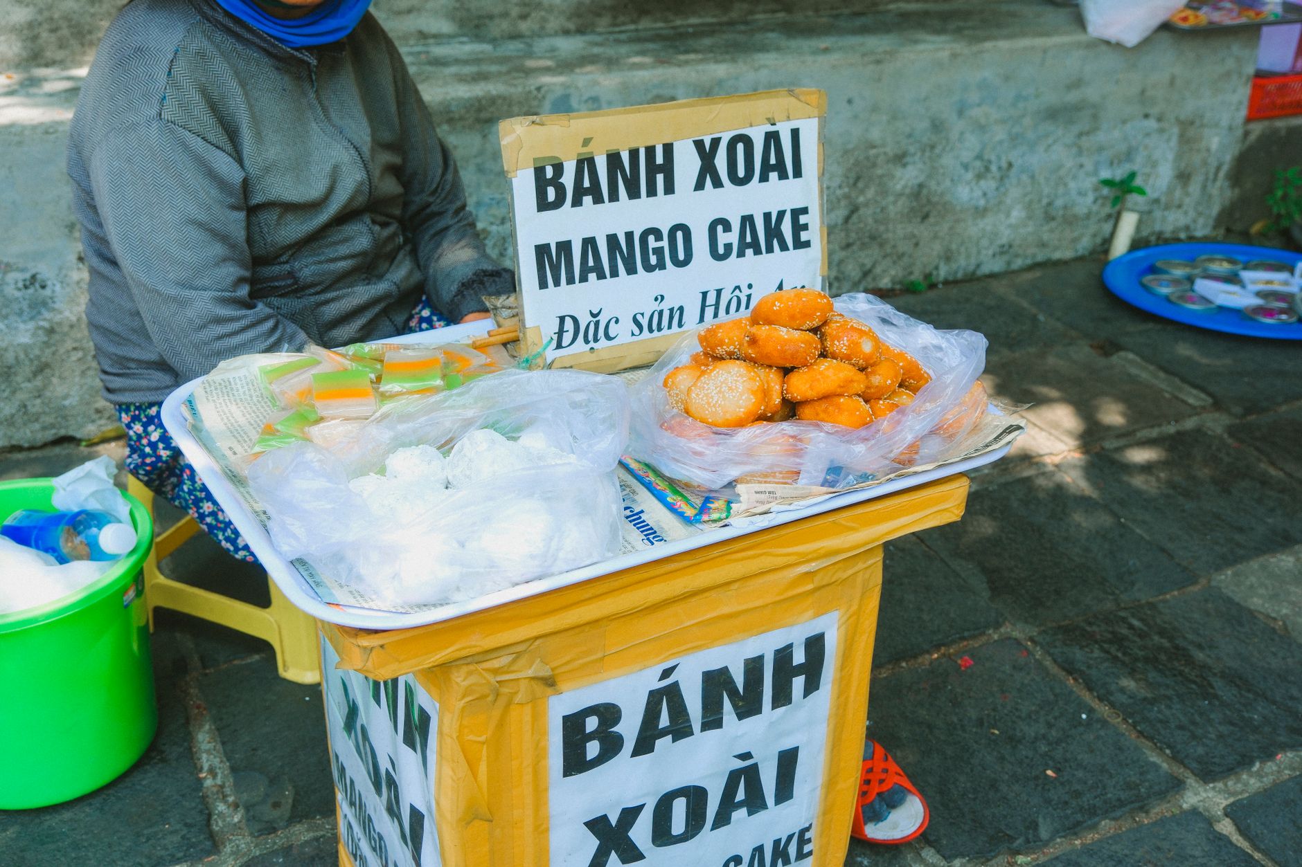 Ciastka z mango na ulicznym straganie wietnamskiego targu