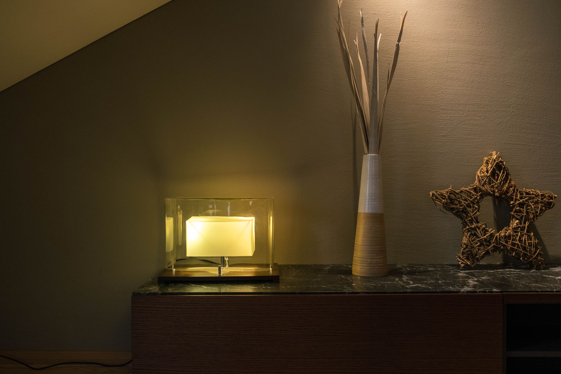 Nowoczesna lampa i dekoracje na półce w eleganckim salonie