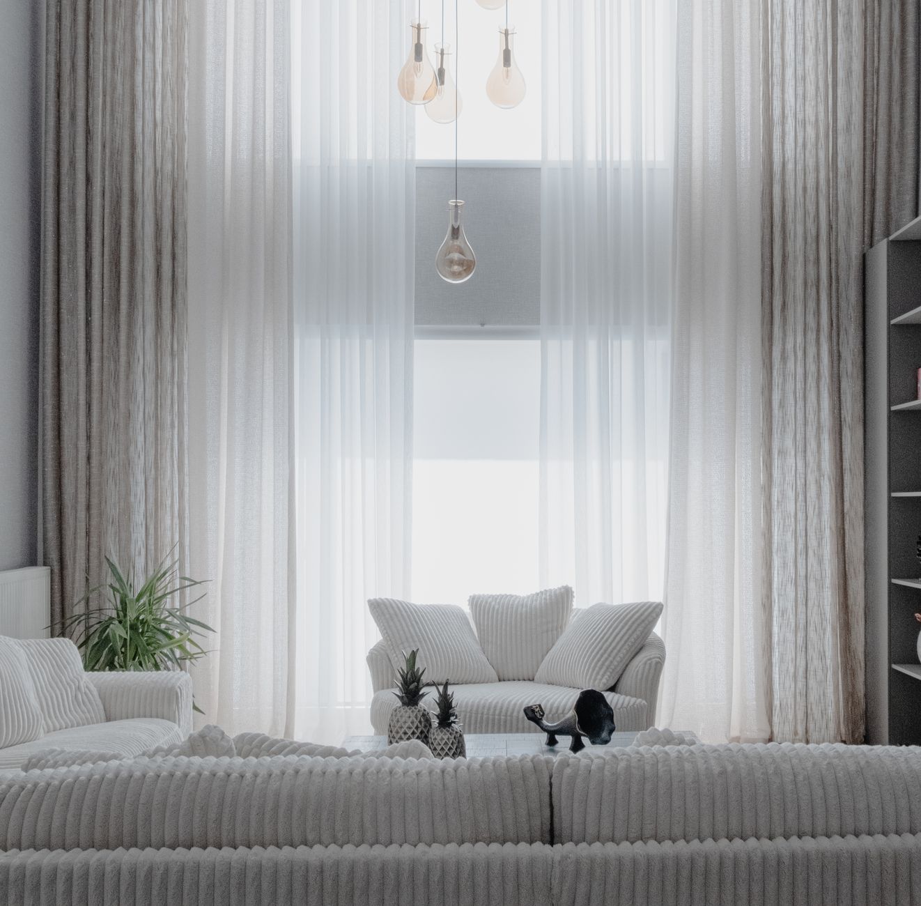 Nowoczesny, minimalistyczny salon z jasnymi sofami i zasłonami Nowoczesny, minimalistyczny salon z jasnymi sofami i zasłonami