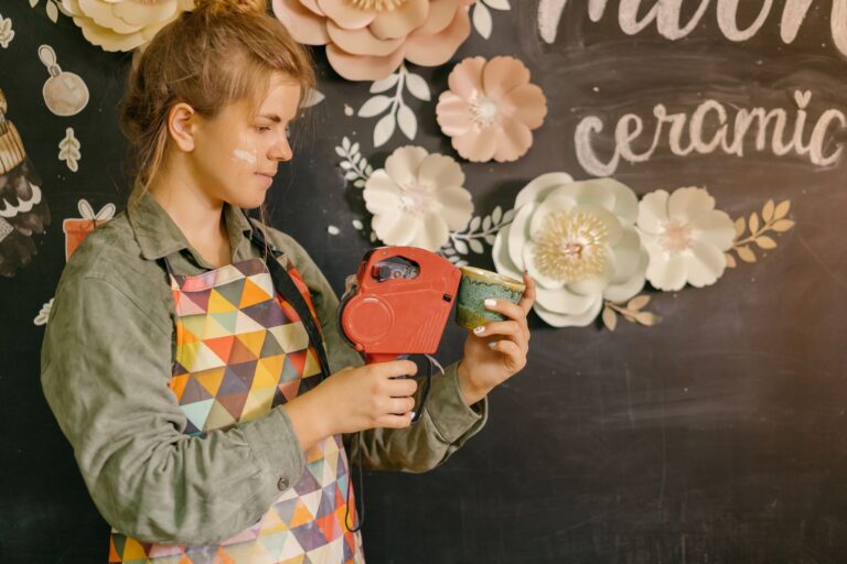 Kobieta w fartuchu oznacza ręcznie wykonany ceramic