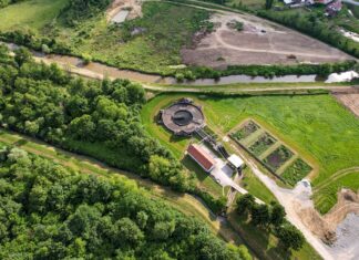 Szambo, kanalizacja czy przydomowa oczyszczalnia? Porównanie kosztów na lata Oczyszczalnia ścieków otoczona zieleni
